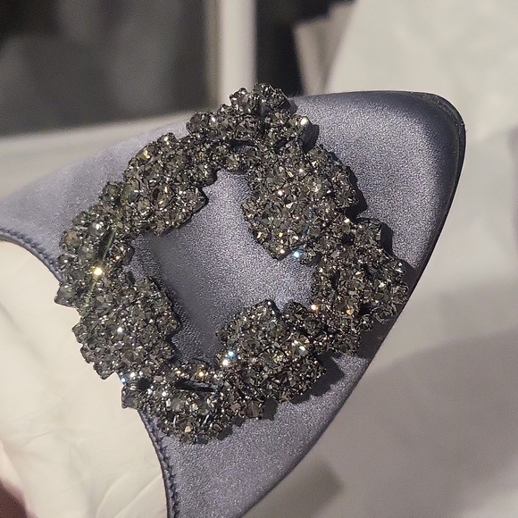 Manolo Blahnik Hangisi grey satin pump - Picture 2 of 8